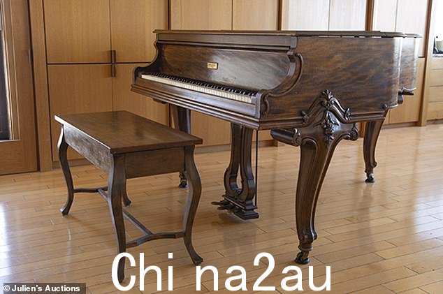 另一个项目是这个 Wm。 Knabe & Co. 品牌路易十五三角钢琴由 Bob Dylan 在他位于纽约伍德斯托克的 Byrdcliffe 家中个人拥有和使用(估价:50,000 - 70,000 美元)