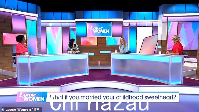 Oh my! Loose Women 在去年 7 月也陷入了混乱,当时场景的一部分崩溃了,一个巨大的面板从小组成员身后的屏幕上掉了下来
