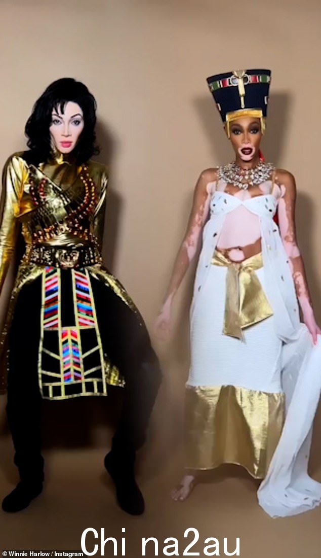 Stunning: 对于她的 Nefertiti 服装,Winnie 穿上了一件饰有金色装饰的白色露脐上衣,并吹嘘长长的飘逸火车