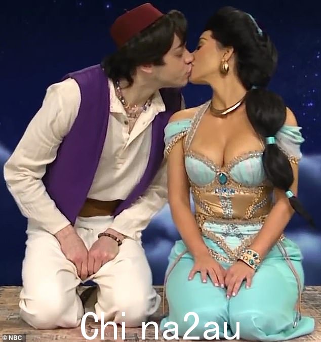 他们的初吻?:皮特第一次与真人秀名人有联系是在 2021 年 10 月,金在 SNL 上首次主持节目后几周,这对现在的前夫妇在屏幕上分享了一个吻