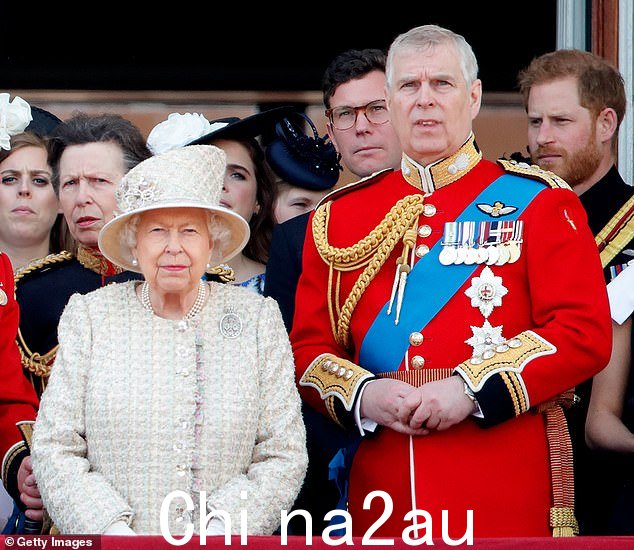但是，虽然安妮公主和她的丈夫将代表王室来访，但据了解，安德鲁王子不会与他们在一起——至少不会以任何官方身份。图为：2019 年安德鲁王子和他的母亲女王
