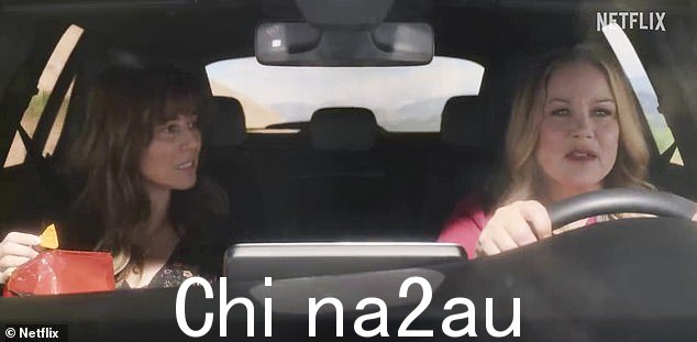 上路:朋友们一起在路上开车时选择“重罪犯名”