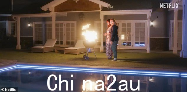 扬起眉毛:看到 Jen 和 Judy 可疑地在晚上的烧烤中烧东西