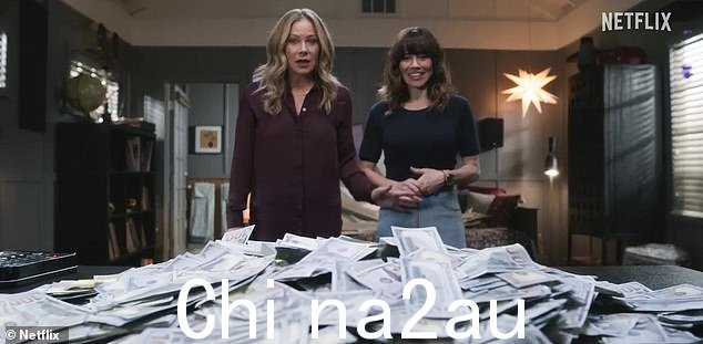 Cold hard cash: 预告片还展示了女人们敬畏地盯着一堆钱