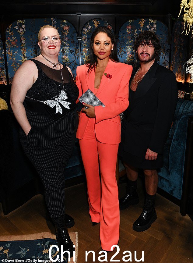 Sensational: The Strictly Come Dancing 明星搭配镶有钻石的手拿包(与 Jayde Adams 和 Bath Luke Day 侯爵夫人合照)增添了一丝光彩