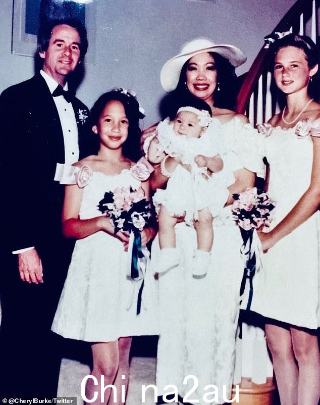 早期:Cheryl,左,和她妈妈 Sherri 和继父 Robert Wolf