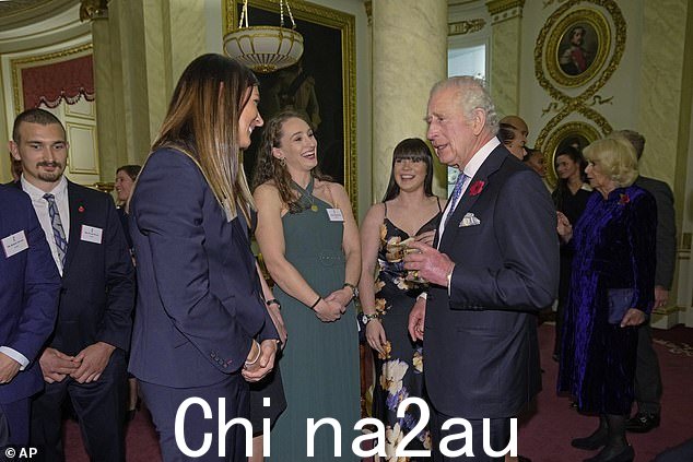 国王查尔斯三世在白金汉宫会见奥运奖牌获得者,从左至右依次是 Eve Muirhead、Jennifer Dodds 和 Hailey Duff