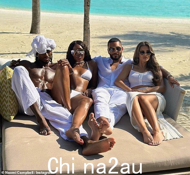 假期:Naomi Campbell 与 PrettyLittleThing 创始人 Umar Kumani 一起在马尔代夫享受了一次海滩之旅(L-R、Alton Mason、Naomi、Umar 和 Nada Adelle)