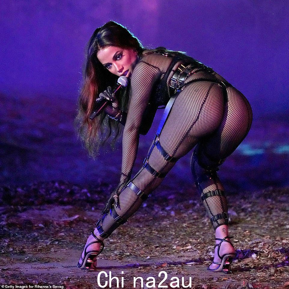 厚脸皮!巴西歌手安妮塔在表演中展示了令人瞠目结舌的表演,她穿着一件带有皮带和扣子的渔网紧身连衣裤露出了她的臀部“class=