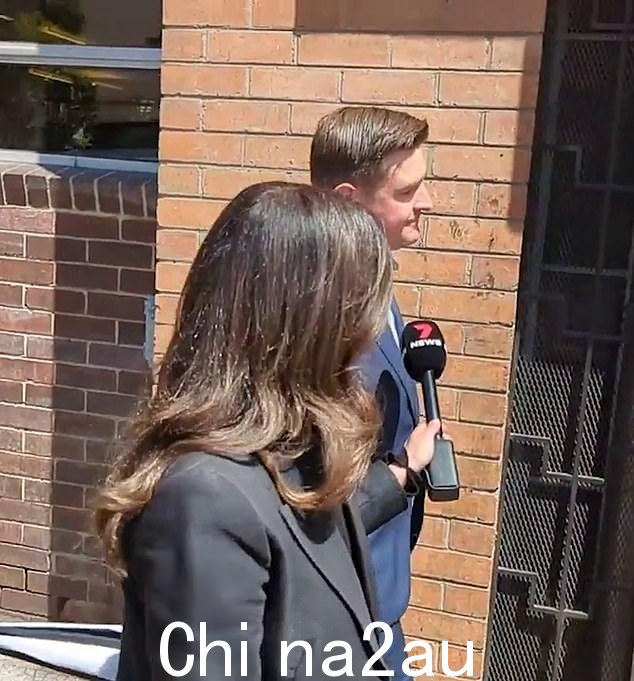 Seb Costello 在星期四离开球场时被竞争对手的电视记者 Jodi Lee 追捕