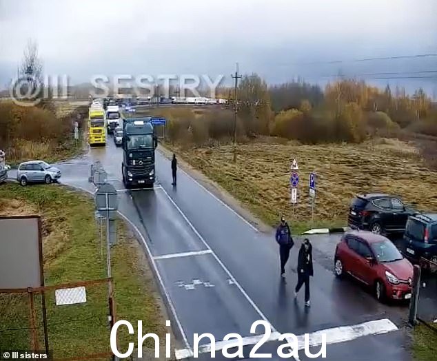 视频显示,Sobhak 于当地时间周三 13 时 32 分通过白俄罗斯护照检查站,并告诉边检人员她将前往立陶宛