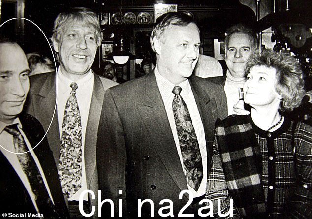 Sobcha k 的父亲是圣彼得堡前市长 Anatoly Sobchak,与妻子 Liudmila 和 Vladimir Putin(圈出)合照<p class=