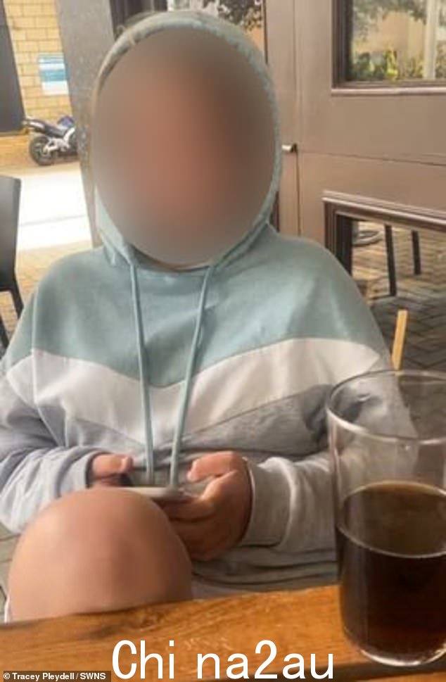幸好莉比伤得不重,虽然她确实被袖剑割伤了下唇