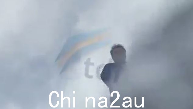 一直在拍摄他们接近洞穴的人立即放下相机,警告同事回头