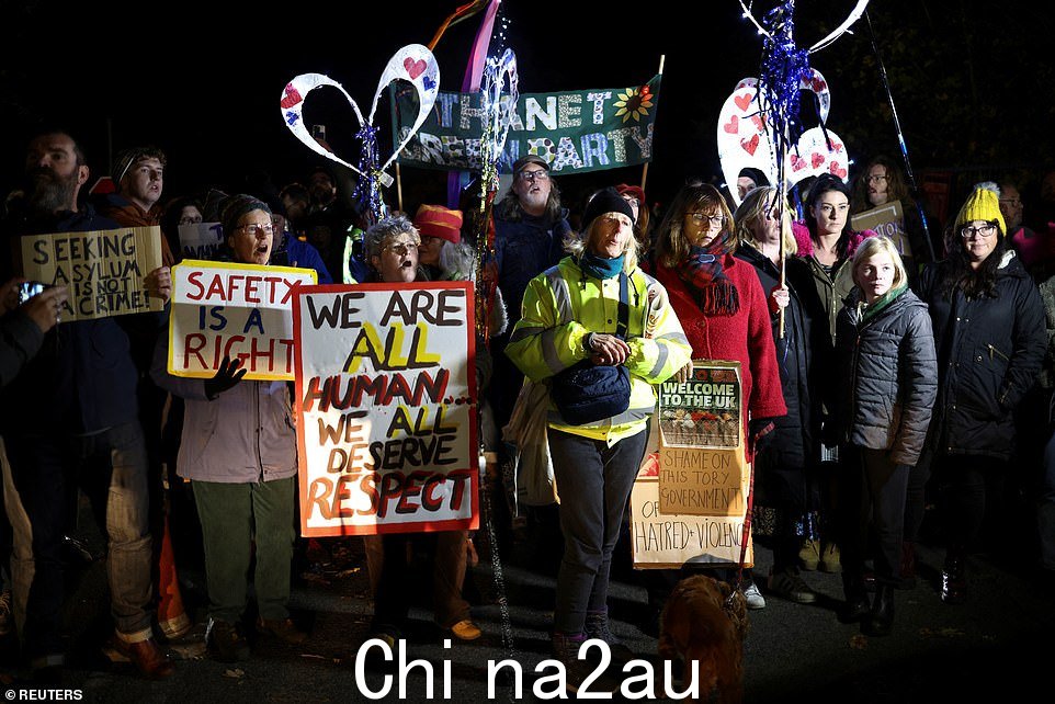 人们守夜呼吁关闭曼斯顿的移民处理中心