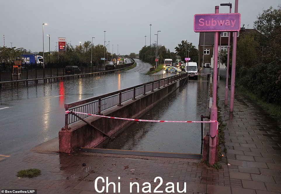 洪水淹没了伦敦北部 A41 Hendon Way 旁边的地铁,由于暴雨,该地铁现已完全关闭