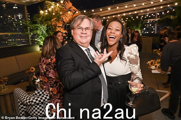派对时间!罗伯特还在派对庆祝活动后的屋顶上赶上了扮演莫妮卡蒂蒙斯的 Nikki M. James (R)