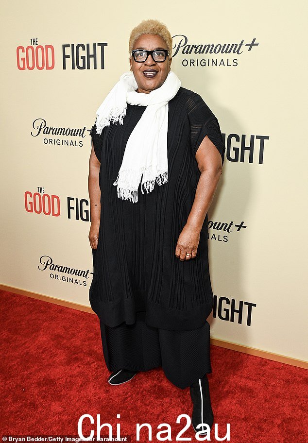 可爱的鞋子!阿凡达明星 CCH Pounder - 扮演 Vinetta Clark - 在黑色连衣裙外戴一条活泼的白色围巾,搭配阔腿休闲裤和白色条纹短靴