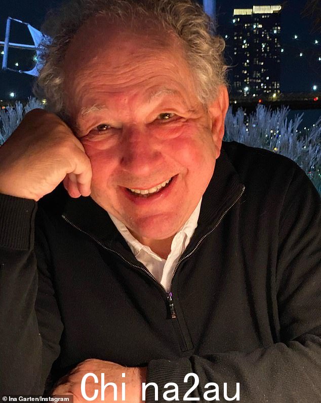 Steamy 短信事故:76 岁的 Jeffrey Garten 以为他在给妻子 Ina 发短信时写道:“今晚你会很美味的”,但不小心发给了她的公关人员;她的丈夫在 9 月 14 日的 Instagram 帖子中被拍到