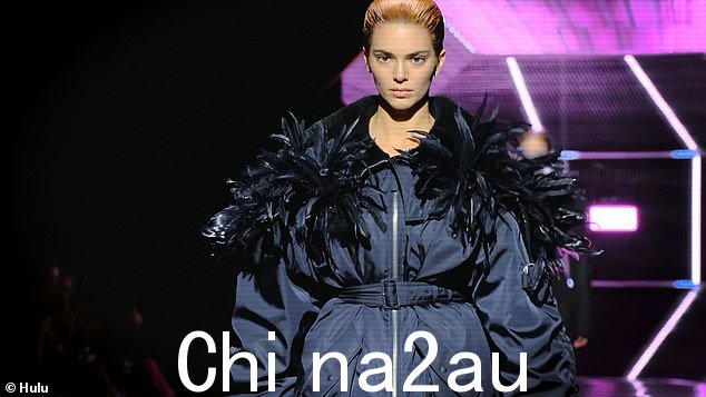 Runway:'自从我去了意大利并为 Prada 走秀,我将继续与他们的关系,我将和他们一起去大都会,' Kendall 在忏悔中补充道