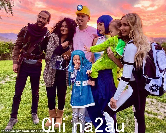 Ashlee Simpson 在万圣节后在 Instagram 上分享了她家人庆祝节日的照片