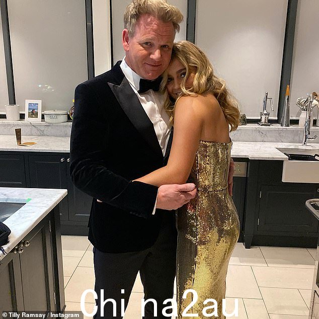 家庭:22 岁的戈登·拉姆齐 (Gordon Ramsay) 的女儿告诉他,他还没有遇到她著名的厨师爸爸,但当他们遇到时,他会努力成为一个“大而可怕的人”