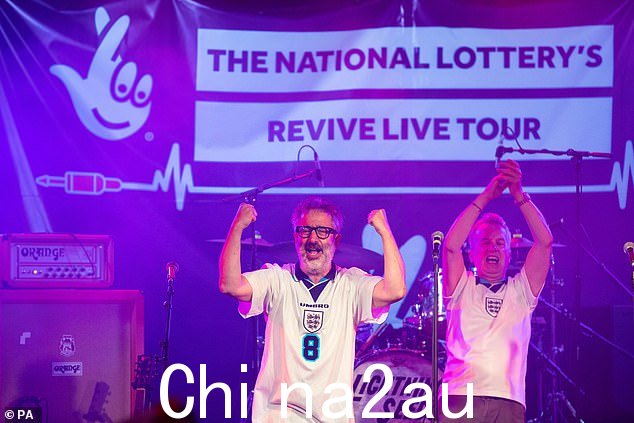 Gearing up the crowd:决赛前一晚,Baddiel 和闪电种子在 Camden 的演出中演唱了一首以母狮为主题的歌曲(如图)