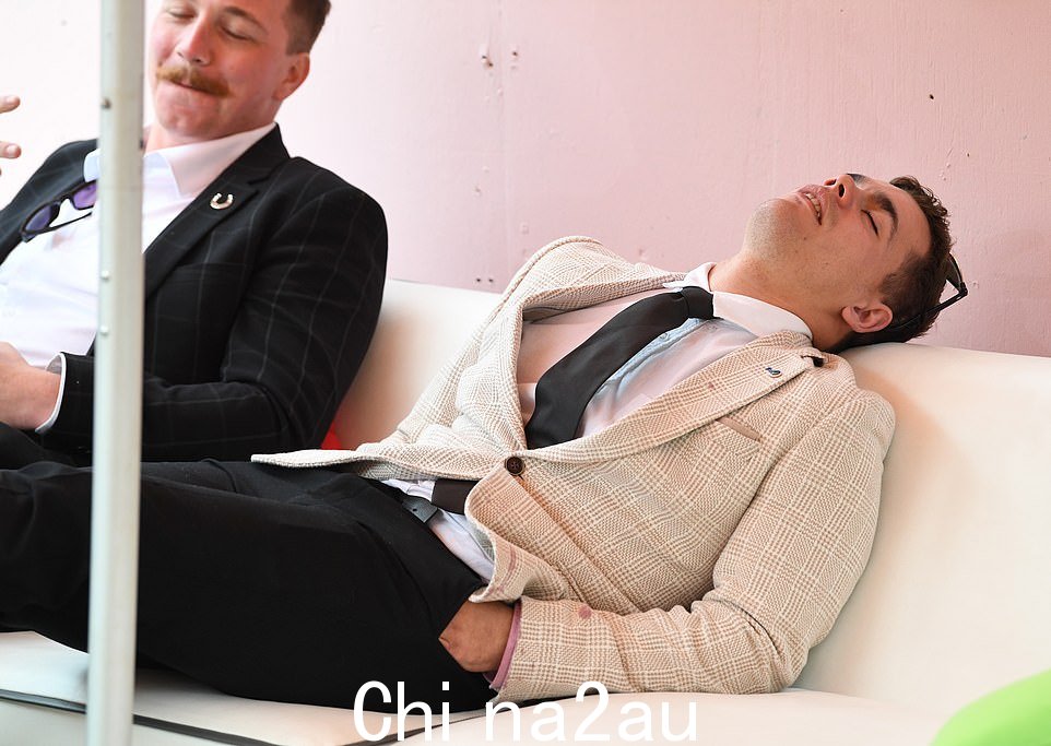 一个人似乎从漫长的比赛日的庆祝活动中筋疲力尽,在赛道旁的沙发上休息了一会儿