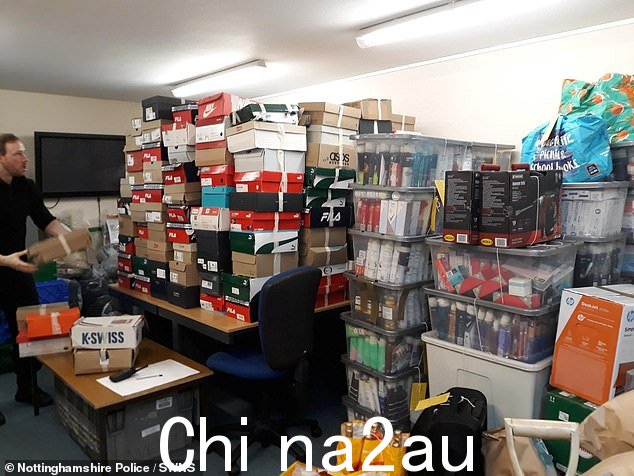 数以百计的被盗名牌鞋和家居用品在所谓的“扒手交换店”(如图所示)换成毒品后被警方发现