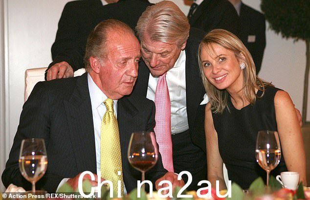 在一个新的播客系列中,科琳娜透露她于 2004 年在西班牙南部的一次狩猎派对上第一次见到当时的国王。两人于 2006 年 2 月 2 日在德国斯图加特的 Schloss Schockingen 城堡合影