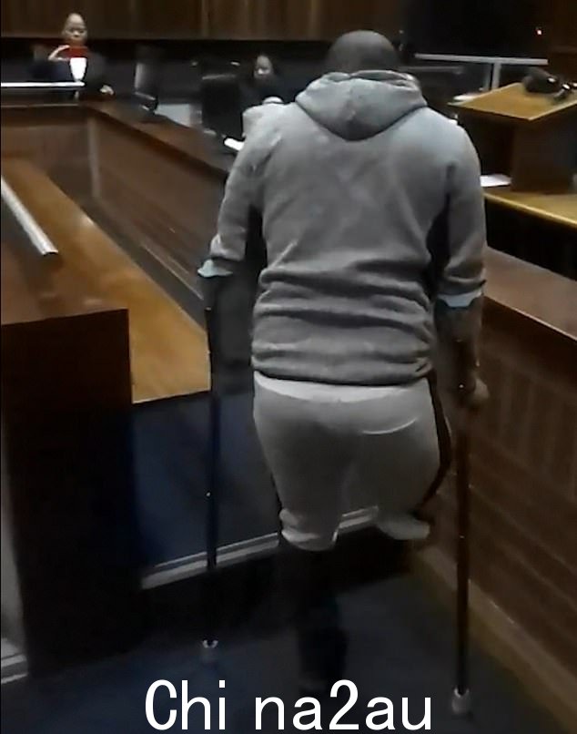 Phakathi 本周早些时候拄着拐杖进入瓜腾高等法院。他在逃离警察时被枪杀后被截肢了一条腿