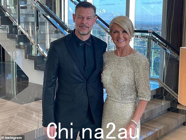 Luke Hepworth (左) 否认传闻与新单曲 Julie Bishop(右)谈恋爱的 rs