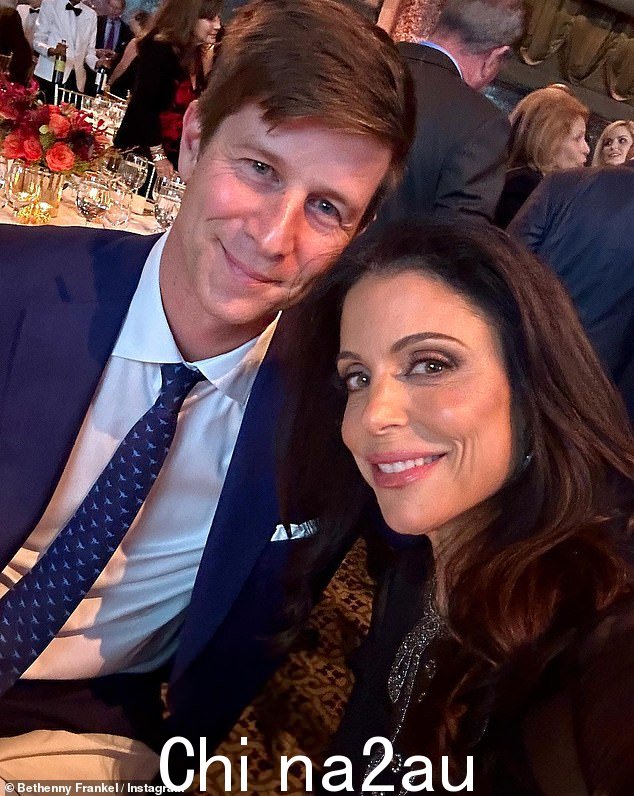 约会之夜:Bethenny Frankel 周四在 Instagram 上与未婚夫 Paul Bernon 分享了一个“为了伟大事业”的约会之夜