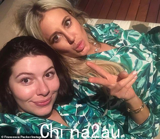 2020 年 12 月,她发表了关于她与亿万富翁女继承人 Francesca Packer 的个人和职业关系“突然”结束的猜测
