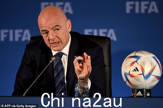 FIFA 酋长 Gianni Infantino (如图) 和 Fatma Samoura 已致函所有 32 个世界杯国家,恳求他们在本月比赛开始时坚持足球