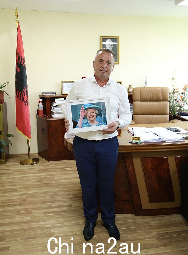 Has 市长 Liman Morina,在北部城市的办公室接受采访后手持女王的照片