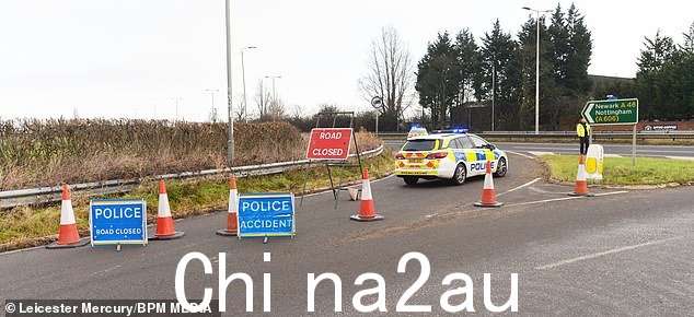 警方在 2 月 11 日凌晨 1 点 35 分左右在坠机现场拍摄的画面显示,斯柯达 Fabia 靠在 A46 双车道中央保留区的一棵树上,靠近六山路口莱斯特(图为警察现场)