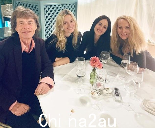 当我看到最近 66 岁的杰瑞·霍尔 (Jerry Hall) 与 79 岁的前米克·贾格尔 (Mick Jagger)、他们 30 岁的女儿乔治亚·梅 (Georgia May) 以及米克 (Mick) 八岁的母亲的照片时,我想到了简孩子,Melanie Hamrick,35 岁