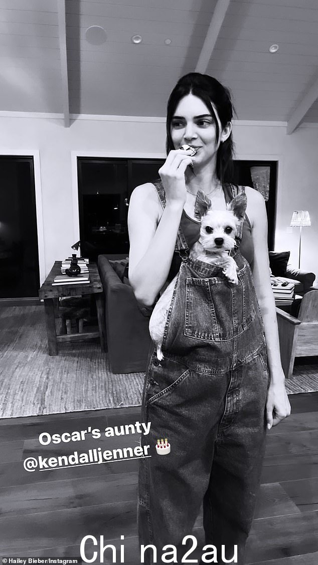 来自朋友:Hailey Bieber 分享了朋友 Kendall 和她的狗 Oscar 的照片,她的狗穿着牛仔工作服