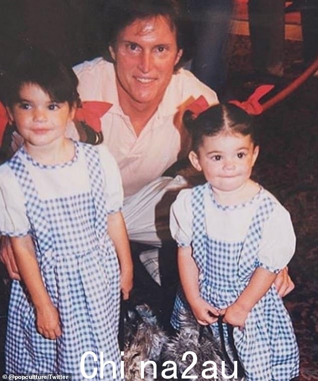 With family: Kendall 和她的妹妹 Kylie Jenner 一起在万圣节