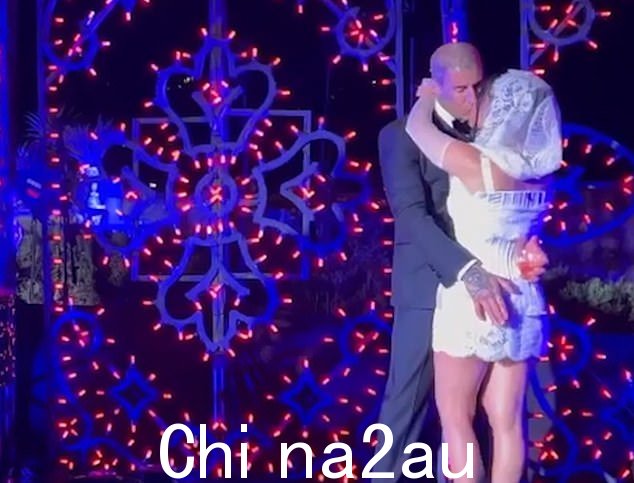 不是第一次:这对幸福的夫妇今年 4 月在拉斯维加斯举行了非正式婚礼,他们于 5 月在圣巴巴拉合法结婚,就在他们在意大利举行第二次婚礼之前