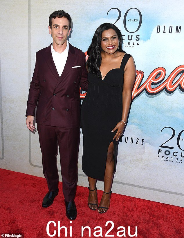 令人恐惧:43 岁的 Mindy Kaling 回忆起一个可怕的时刻,当他们在本周早些时候访问 Jimmy Kimmel Live! 期间外出吃饭时,一名男子闯入 B.J. Novak 的车;7 月一起看到