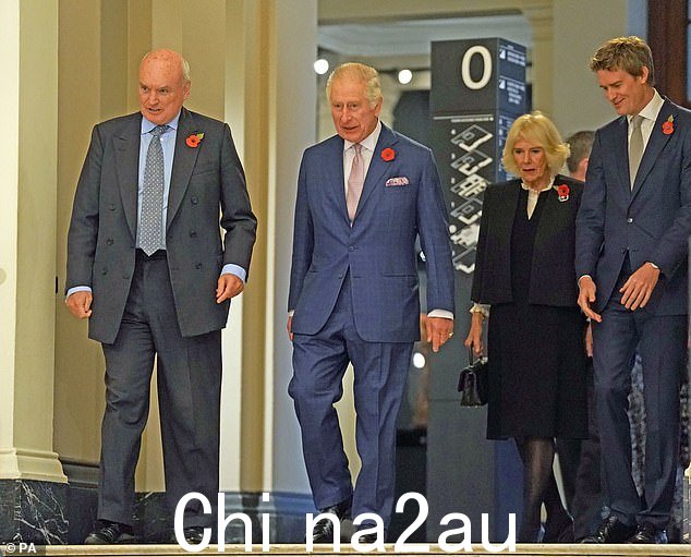 国王查理三世和王后是图片在这里,在 V&A 主席 Nicholas Coleridge(左)和 V&A Tristram Hunt 主任(右)的带领下参观 V&A 博物馆