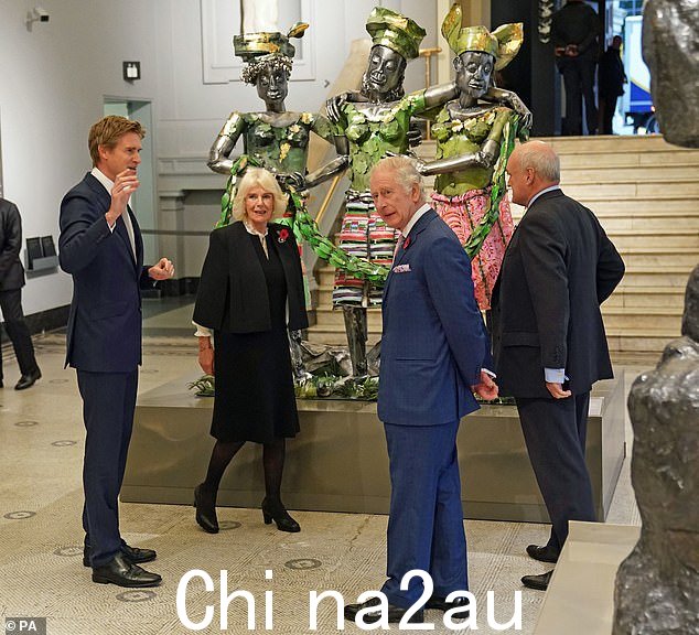 国王查理三世和王后在伦敦维多利亚和阿尔伯特博物馆参观非洲时装展