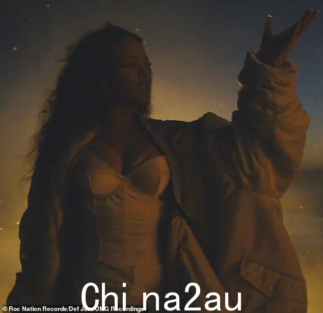 看起来很棒;音乐录影带主要由蕾哈娜在日落时漫步在海滩上的造型组成,她身穿飘逸的白色连衣裙,露出乳沟