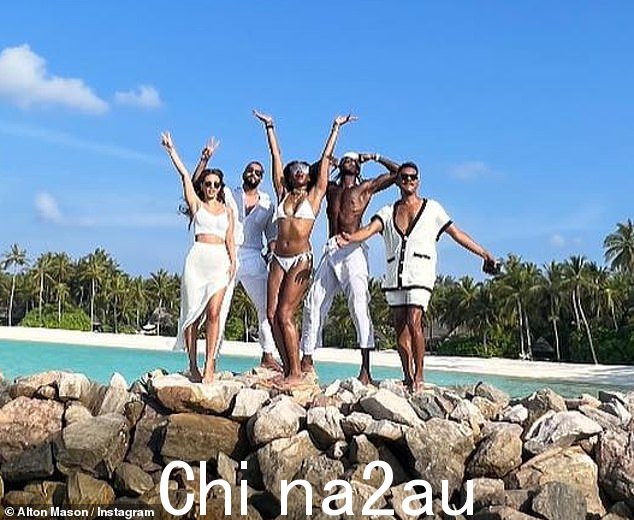 Beach babe: 这位 52 岁的超模以一件小巧的两件套展示了她耸人听闻的身材,令她健美的体格更加迷人