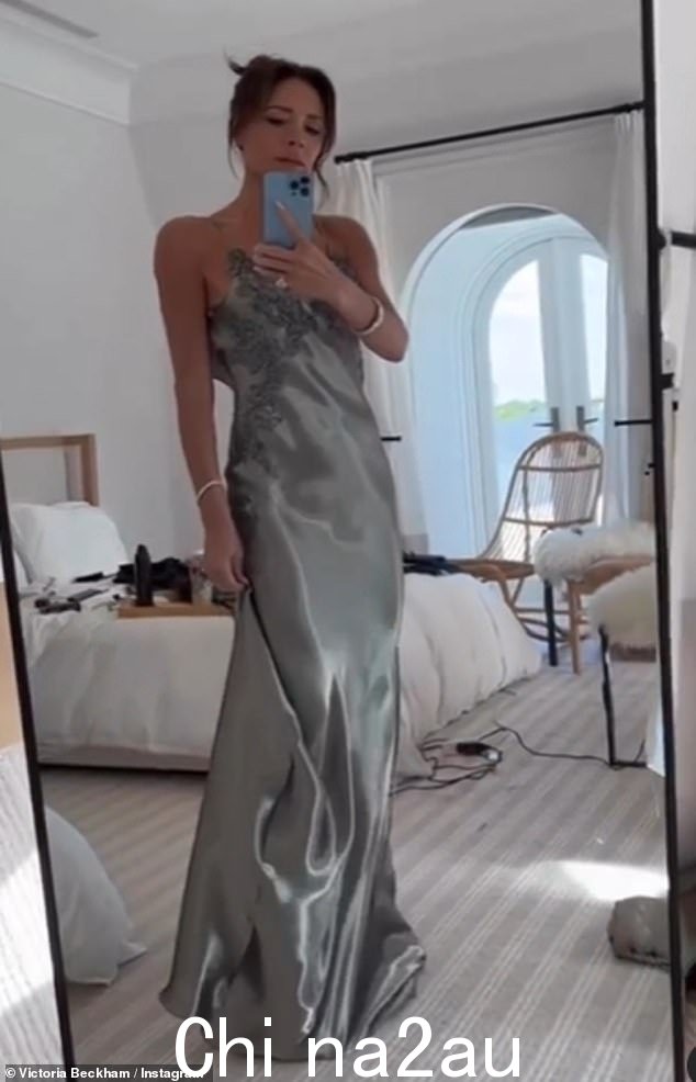 重温一下: 维多利亚·贝克汉姆 (Victoria Beckham) 穿回了她在儿子布鲁克林 (Brooklyn) 的婚礼上穿的那件令人惊艳的礼服,因为关于她与儿媳不和的传言在