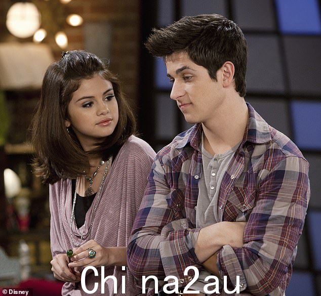 点击笑w:赛琳娜和她的搭档大卫·亨利(David Henrie)一起扮演她的荧幕兄弟