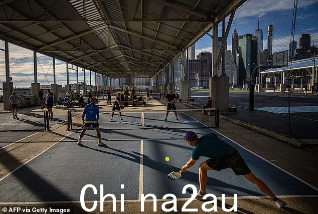 人们于 2022 年 9 月 29 日在纽约布鲁克林的一个公共法庭上玩泡菜