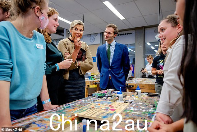 Queen Maxima 参观位于 Emmeloord 的 ROC Friese Poort 的 Young Impact 收购项目与年轻人交谈